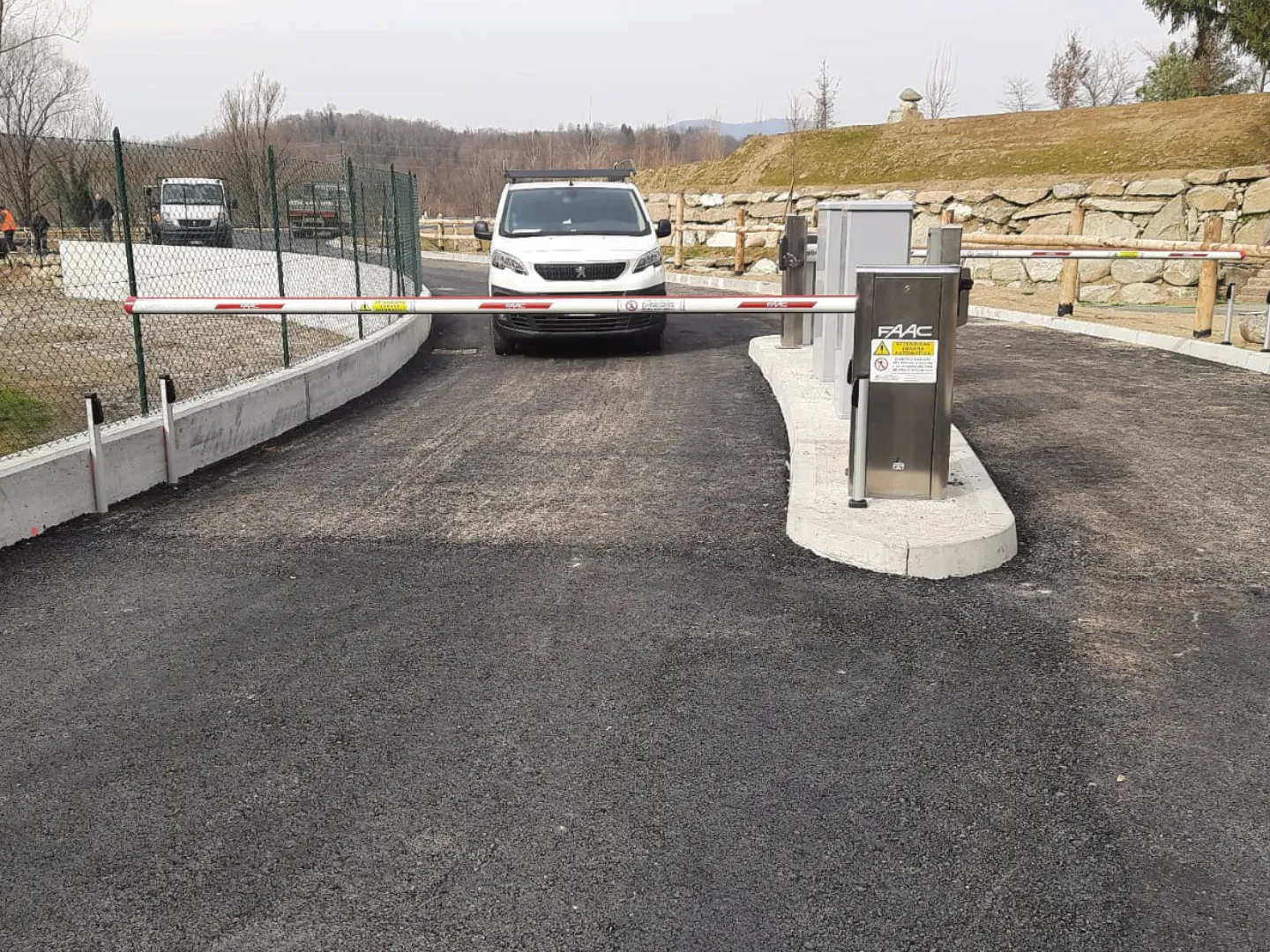 Varco Veicolare con barriera di ingresso e uscita