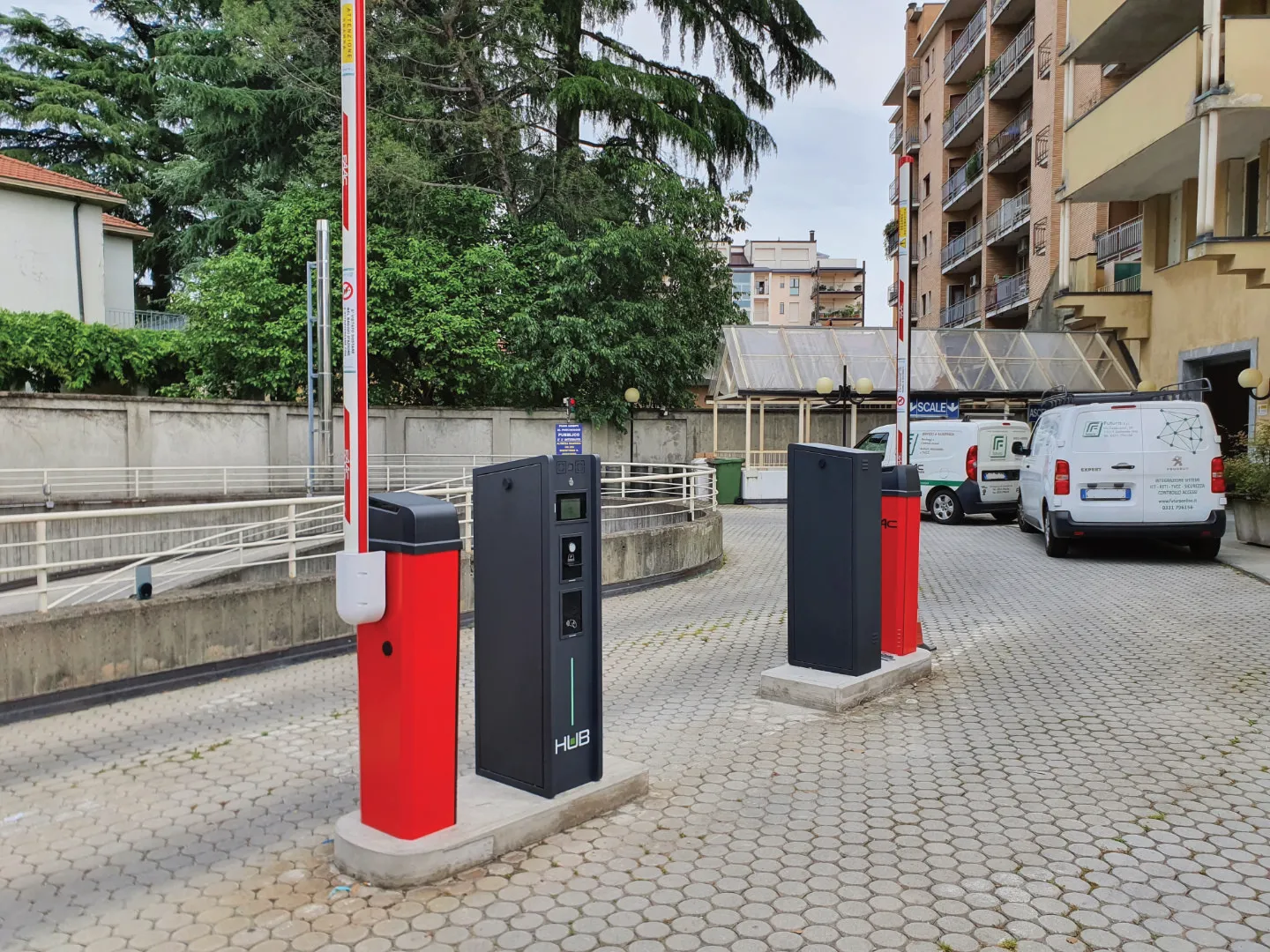 Parcheggio con pista di ingresso e uscita