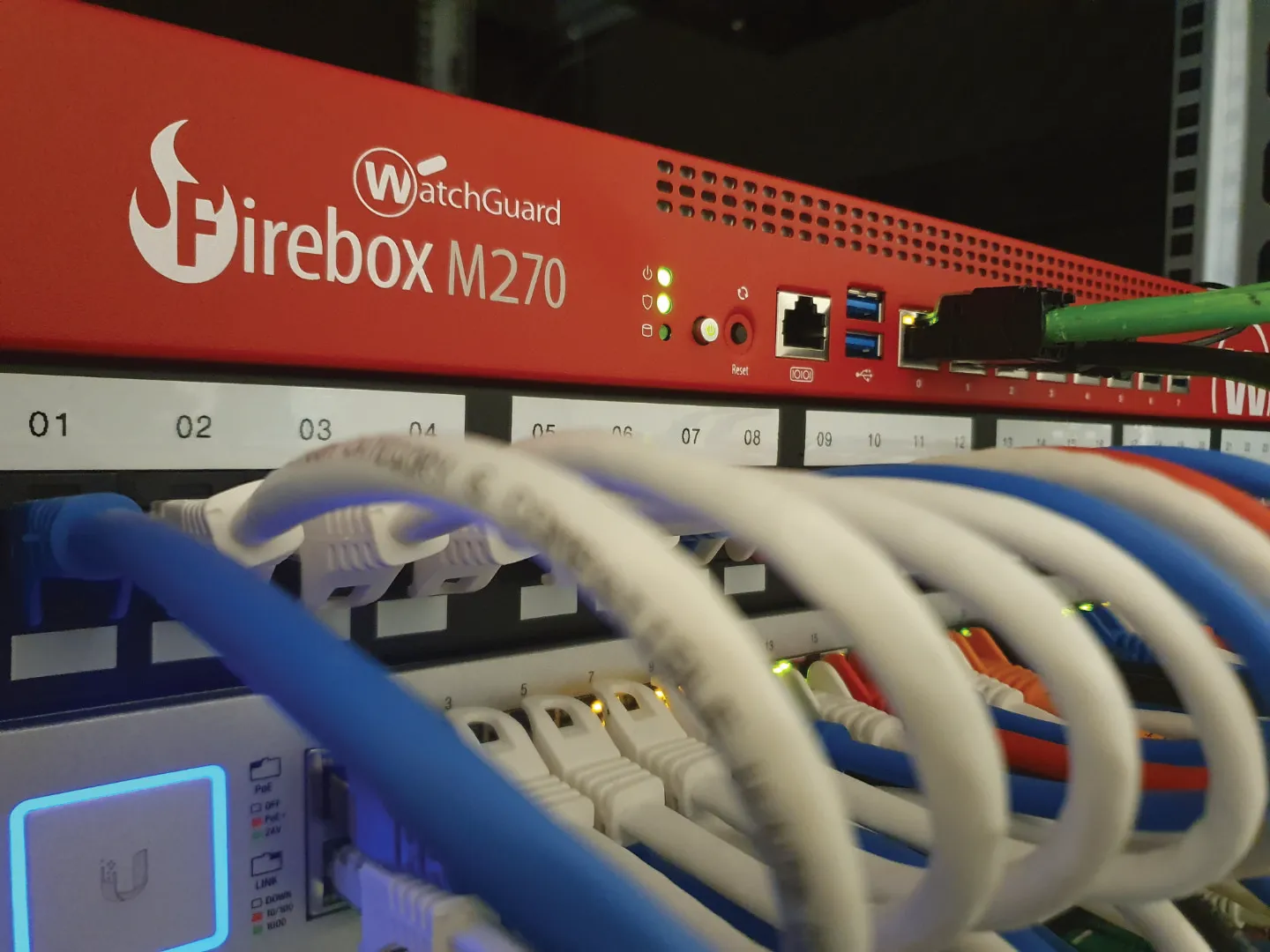 Firewall e switch in armadio rack