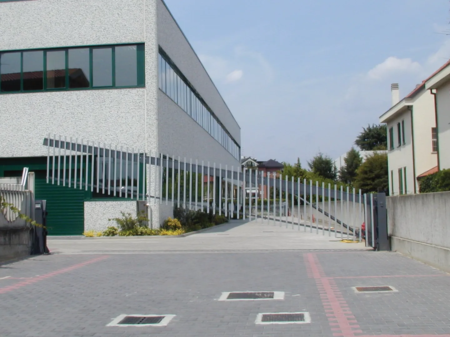 Cancello ad alzata verticale salvaspazio